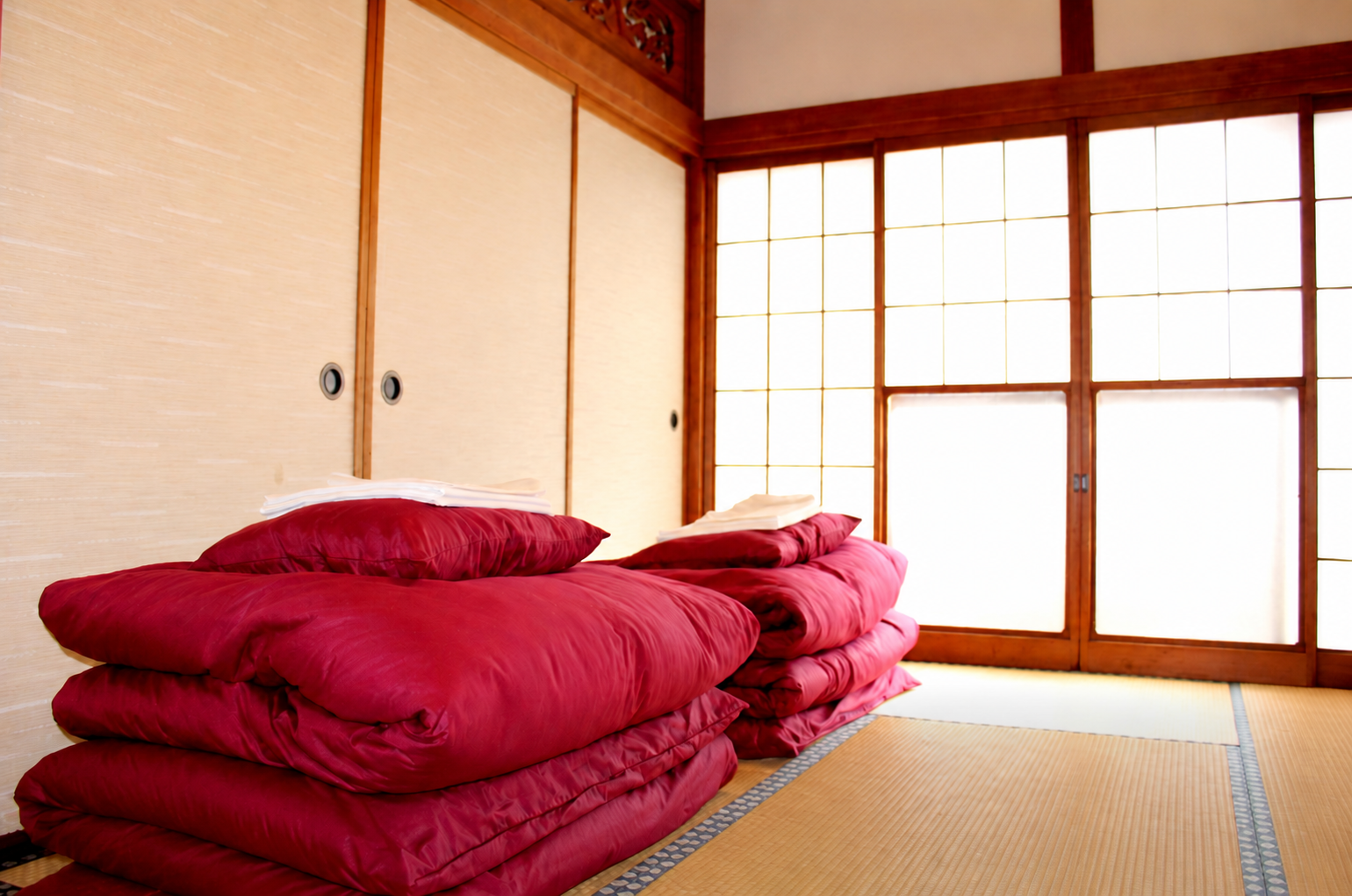 赤い布団が用意された和室